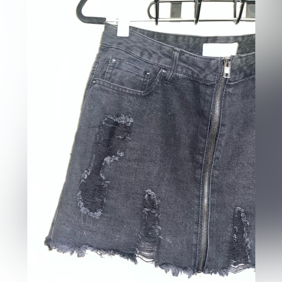 Forever 21 Distressed Black Denim Skirt with Zipper Closure Front — 29 - Picture 3 of 8